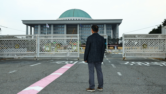 12.3 계엄 당시 국회 앞에서 군경들에게 저항한 시민 진성민씨가 지난달 23일 국회를 바라보고 있다. 김종호 기자. 
