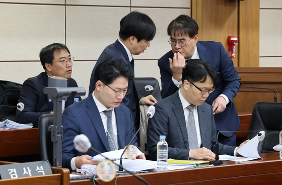 2025년 12월 3일 서울 서초구 서울중앙지방법원에서 주가조작과 통일교 청탁 등의 혐의를 받는 김건희 씨의 결심공판 진행된 가운데 특검보와 검사들이 대화를 나누고 있다. 사진 공동취재단