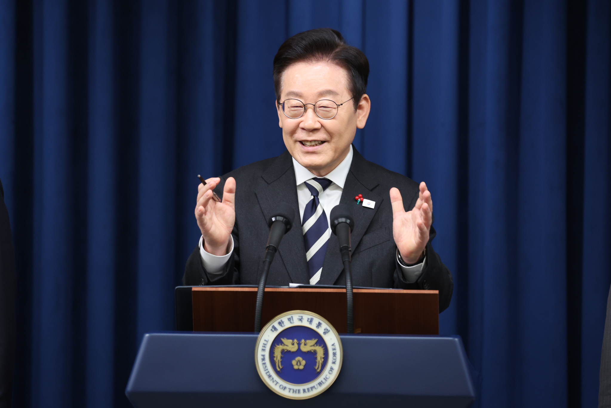  이재명 대통령이 3일 서울 용산 대통령실 청사에서 ‘빛의 혁명 1주년, 대통령 대국민 특별성명’을 발표 후 취재진 질문에 답하고 있다. 뉴스1