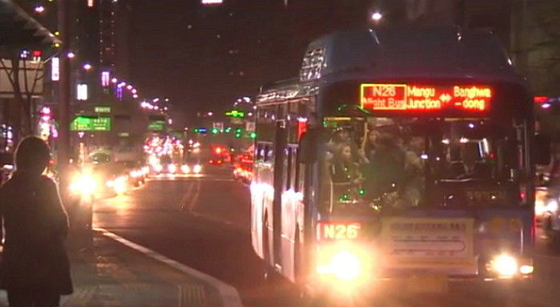 서울 시내에서 심야 시간대에 운행하는 올빼미 버스. [중앙포토]