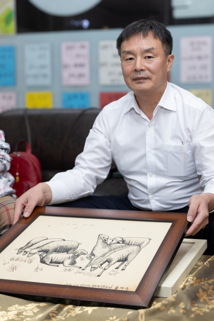 소장자 금동컨설팅 주씨가 故육영수 여사의 작품을 소개하고 있다