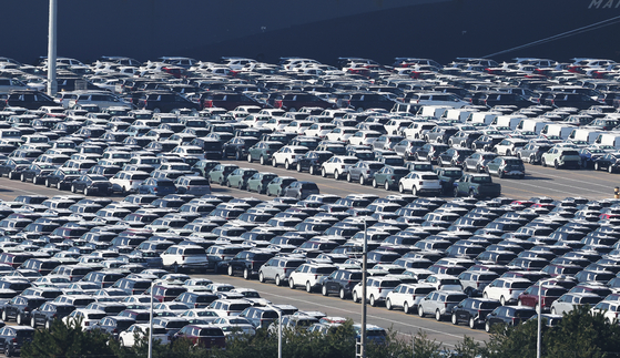 지난 1일 경기 평택항에 수출용 자동차가 세워져 있는 모습. 연합뉴스