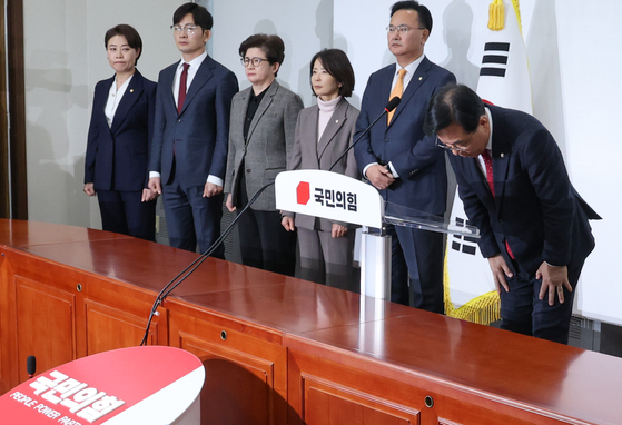 송언석 국민의힘 원내대표가 3일 서울 여의도 국회에서 기자회견을 열고 지난 12·3 비상계엄 사태를 막지 못한 책임에 대해 107명 의원을 대표해 고개 숙여 사과하고 있다. 연합뉴스