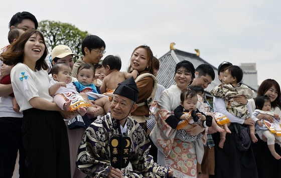 아이를 안고 있는 일본인 부모들. EPA=연합뉴스
