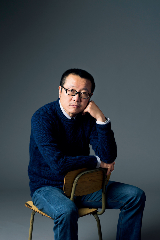 류츠신 작가의 『삼체』는 지난해 동명의 넷플릭스 시리즈로 공개되며 국내에도 널리 알려졌다. 그의 소설은 과학적 사실과 법칙에 중심을 둔 장르라는 뜻의 ‘하드(Hard) SF’ 장르로 분류된다. 그는 오늘날 SF 작가의 역할에 대해 묻자 “과학의 변화와 발전 속 더욱 경이로운 이야기 거리를 발굴해야 한다”고 말했다. [사진 과환세계]