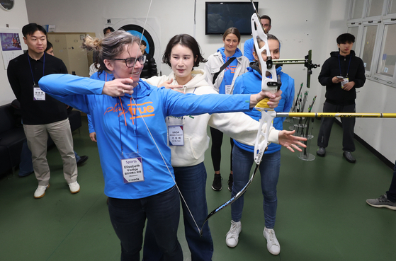 세계도핑방지기구(WADA)총회 개막에 맞춰 2일 부산체고에서 열린 스포츠 행사에서 양궁 레전드 기보배(가운데)가 WADA 해외 선수위원을 상대로 활 쏘는 방법을 가르치고 있다. 송봉근 객원기자