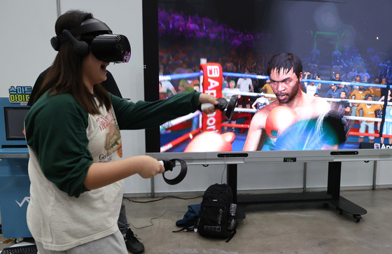 지난 10월 부산 해운대구 벡스코 제1전시장에서 부산교육 체육한마당 체험 프로그램이 열리고 있다. 증강현실(AR)을 이용한 기구로 학생이 복싱을 체험하고 있다. 송봉근 기자