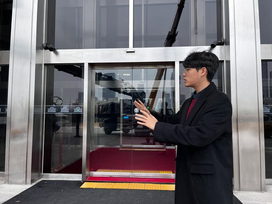 지난달 23일 서울 영등포구 여의도동 국회 본관 앞에서 한성일(21)씨가 12.3 계엄 선포 당시 707대원들과 대치하던 상황을 재연하고 있다. 오소영 기자