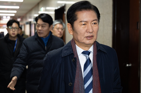 정청래 더불어민주당 대표가 4일 서울 여의도 국회에서 열린 비공개 당무위원회 참석을 위해 당대표실로 들어서고 있다. 뉴스1