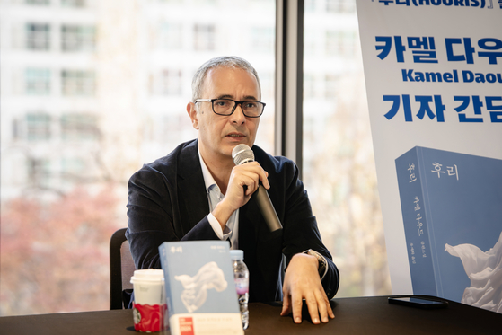 카멜 다우드는 내전 기간 언론인으로도 활동했다. 그는 "나는 답을 알 수 없을 때 소설을 쓴다"며 "내전 당시 학살이 일어난 장소에 가면 신발에 사람의 살이 붙는다. 이걸 어떻게 말로 표현하고 답을 내릴 수 있을까"라고 했다. 사진 민음사