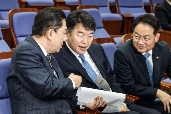 문진석(가운데) 더불어민주당 원내운영수석부대표가 지난달 27일 국회에서 열린 의원총회에서 김병기 원내대표와 대화하고 있다. 김성룡 기자