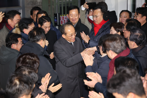추경호 국민의힘 의원이 3일 오전 자신에 대한 구속영장이 기각된 뒤 경기도 의왕 서울구치소를 나서며 동료 의원들과 인사하고 있다. 추 의원은 정부·여당을 향해 “이제 정치 탄압, 야당 탄압을 중단하고 민생을 지키고 미래를 키우는 일에 집중해 주시면 고맙겠다”고 말했다. [뉴시스]