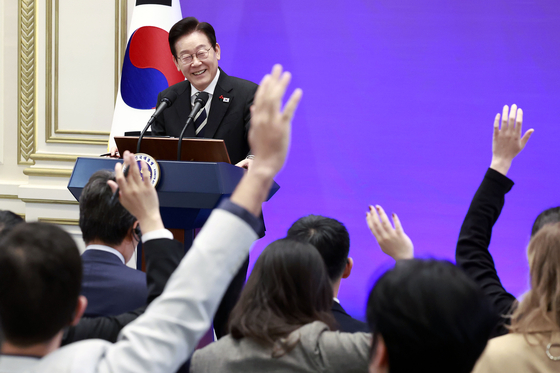 이재명 대통령이 지난 3일 청와대 영빈관에서 열린 '새롭게 선 민주주의, 그 1년' 외신 초청 기자회견에서 취재진 질문 신청을 받고 있다. 대통령실통신사진기자단.