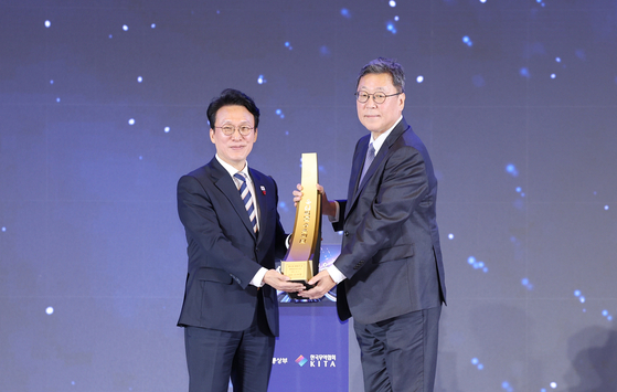 김민석 국무총리(왼쪽)가 4일 서울 강남구 코엑스에서 열린 제62회 무역의 날 기념식에서 이규복 현대글로비스 대표이사에게 60억불 수출의 탑을 수여하고 있다. 사진 현대글로비스