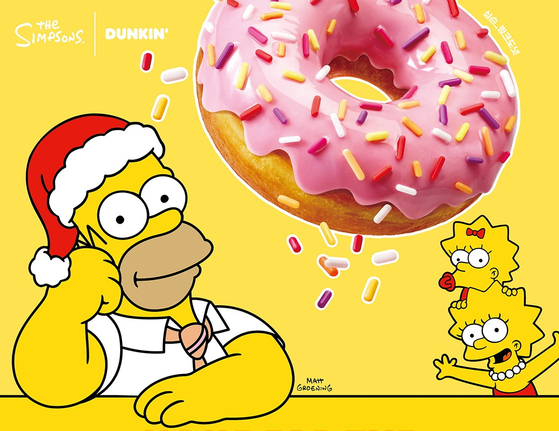 던킨이 연말을 맞아 〈심슨 가족〉 테마의 도넛·음료·굿즈를 선보였다. 사진 던킨