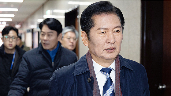 정청래 더불어민주당 대표가 4일 서울 여의도 국회에서 열린 비공개 당무위원회 참석을 위해 당대표실로 들어서고 있다. 뉴스1