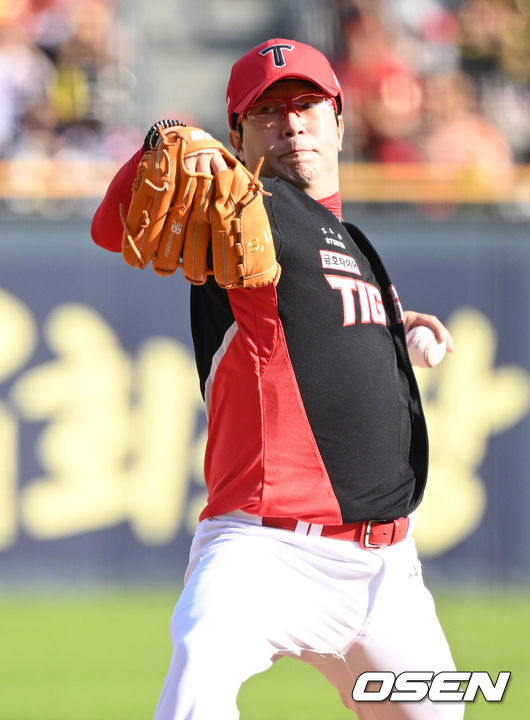 [OSEN=잠실, 이대선 기자] 3일 오후 서울 잠실야구장에서 2025 신한 SOL Bank KBO리그 두산 베어스와 KIA 타이거즈의 경기가 열렸다.두산은 곽빈, KIA는 양현종을 선발 투수로 내세웠다.1회말 무사에서 KIA 선발투수 양현종이 역투하고 있다. 2025.06.03 /sunday@osen.co.kr