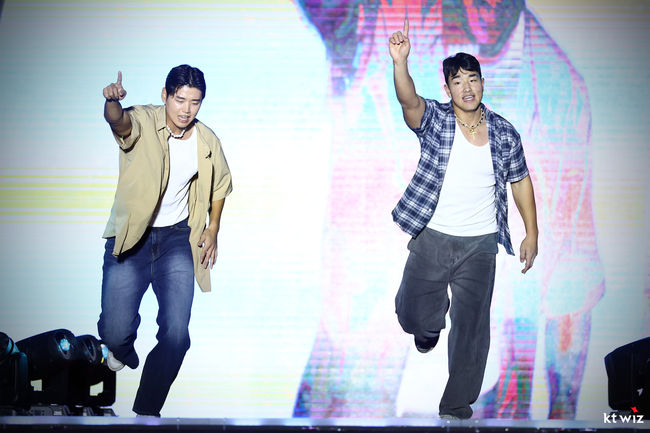 윤준혁(좌)과 안현민 / KT 위즈 제공