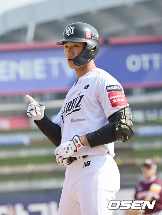 [OSEN=수원, 김성락 기자] 10일 오후 수원KT위즈파크에서  2025 신한 SOL뱅크 KBO 리그 시범경기 KT 위즈와 키움 히어로즈의 경기가 열렸다.KBO리그 10개 구단은 오는 18일까지 시범경기 10경기를 소화한다. 2025시즌 개막전은 오는 22일 개최된다. 개막전 매치업은 LG-롯데(서울 잠실구장), KIA-NC(광주-기아챔피언스필드), SSG-두산(인천 SSG랜더스필드), KT-한화(수원 KT위즈파크), 삼성-키움(대구 삼성라이온즈파크)이다.5회말 1사 2루 KT 윤준혁이 1타점 적시타를 날린 뒤 세리머니를 하고 있다. 2025.03.10 / ksl0919@osen.co.kr