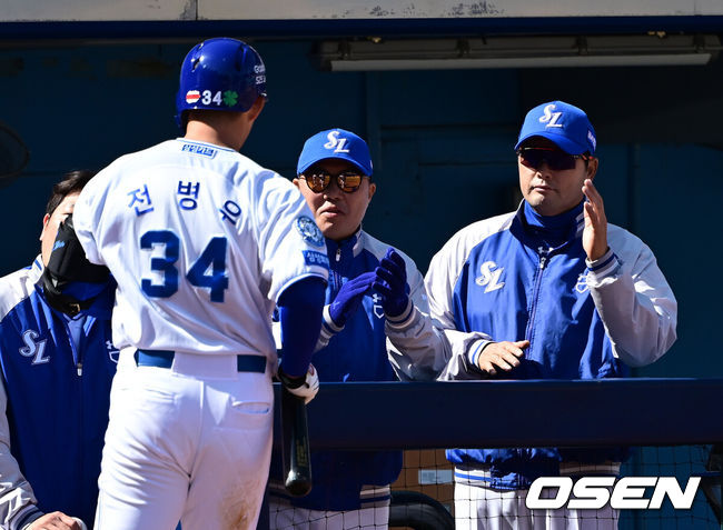 [OSEN=대구, 김성락 기자] 14일 오후 대구 삼성라이온즈파크에  2025 신한 SOL뱅크 KBO 리그 시범경기 삼성 라이온즈와 LG 트윈스의 경기가 열렸다.KBO리그 10개 구단은 오는 18일까지 시범경기 10경기를 소화한다. 2025시즌 개막전은 오는 22일 개최된다. 개막전 매치업은 LG-롯데(서울 잠실구장), KIA-NC(광주-기아챔피언스필드), SSG-두산(인천 SSG랜더스필드), KT-한화(수원 KT위즈파크), 삼성-키움(대구 삼성라이온즈파크)이다.4회말 삼성 전병우가 솔로 홈런을 날린 뒤 더그아웃에서 박진만 감독과기쁨을 나누고 있다. 2025.03.14 / ksl0919@osen.co.kr