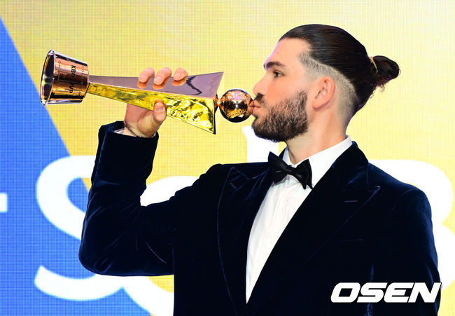 [OSEN=지형준 기자] 24일 오후 서울 잠실 롯데호텔 월드 크리스탈볼룸에서 ‘2025 신한 SOL뱅크 KBO 시상식’이 열렸다.예상대로였다. 한화 이글스 코디 폰세(31)가 2025시즌 MVP로 선정됐다.폰세는기자단 투표 124표 중 96표(76%)를 얻어 23표에 그친 르윈 디아즈(삼성)를 제치고 수상했다. SSG앤더슨, 삼성 후라도, NC 라일리, KT 안현민, 롯데 레이예스가 각각 1표식 얻었다. 폰세는부상으로 The Kia EV6 전기차를 부상으로 받았다.MVP 한화 폰세가 트로피에 키스를 하고 있다. 2025.11.24 /jpnews@osen.co.kr