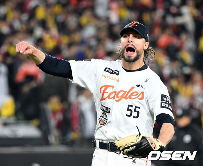 [OSEN=대전, 이대선 기자] 30일 대전 한화생명볼파크에서 2025 신한 SOL Bank KBO리그 포스트시즌 한국시리즈 4차전 한화 이글스와 LG 트윈스의 경기가 열렸다.이날 경기에 한화는 와이스를, LG는 치리노스를 선발투수로 내세웠다. 7회초 1사 1,2루에서 한화 와이스가 LG 문성주를 병살타로 처리하고 환호하고 있다. 2025.10.30 /sunday@osen.co.kr