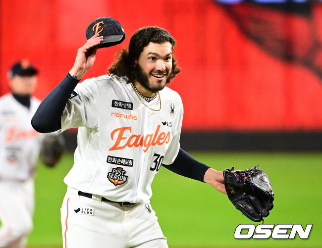 [OSEN=대전, 지형준 기자] 29일 대전시 중구 부사동 대전한화생명볼파크에서 2025 신한 SOL Bank KBO리그 포스트시즌 한국시리즈 3차전 한화 이글스와 LG 트윈스의 경기가 진행됐다.이날 경기에 한화는 폰세를, LG는 손주영을 선발투수로 내세웠다. 2회초 2사 1루에서 한화 폰세가 LG 박동원을 삼진 처리하며 최재훈을 향해 모자를 벗어 인사를 하고 있다. 2025.10.29 /jpnews@osen.co.kr