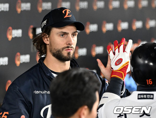 [OSEN=대전, 이대선 기자] 30일 대전 한화생명볼파크에서 2025 신한 SOL Bank KBO리그 포스트시즌 한국시리즈 4차전 한화 이글스와 LG 트윈스의 경기가 열렸다.이날 경기에 한화는 와이스를, LG는 치리노스를 선발투수로 내세웠다. 4회말 1사 2,3루에서 한화 하주석의 타점 때 와이스가 더그아웃에서 환호하고 있다. 2025.10.30 /sunday@osen.co.kr