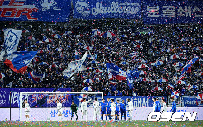 [OSEN=수원월드컵경기장, 최규한 기자] 3일 오후 경기도 수원월드컵경기장에서 ‘K리그 승강 플레이오프(PO)’1차전 수원 삼성과 제주 SK의 경기가 열렸다.K리그1 11위인 제주와 K리그2 2위인 수원의 격돌이다. 1부리그의 주인공을 정하는 이번승강 PO는 홈 앤드 어웨이 방식으로 치러진다. 3일 수원에서 1차전을 치른 뒤 7일 제주월드컵경기장으로 장소를 옮겨 2차전을 벌인다.후반 시작과 함께 수원 빅버드에 꽃가루가 날리고 있다. 2025.12.03 / dreamer@osen.co.kr