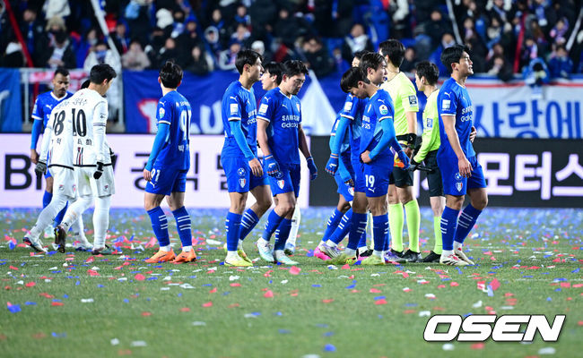 [OSEN=수원월드컵경기장, 최규한 기자] 3일 오후 경기도 수원월드컵경기장에서 ‘K리그 승강 플레이오프(PO)’1차전 수원 삼성과 제주 SK의 경기가 열렸다.이날 경기는 제주가 1-0으로 승리하며 잔류에 청신호를 켰다.경기를 마치고 수원 선수들이 아쉬워하고 있다. 2025.12.03 / dreamer@osen.co.kr