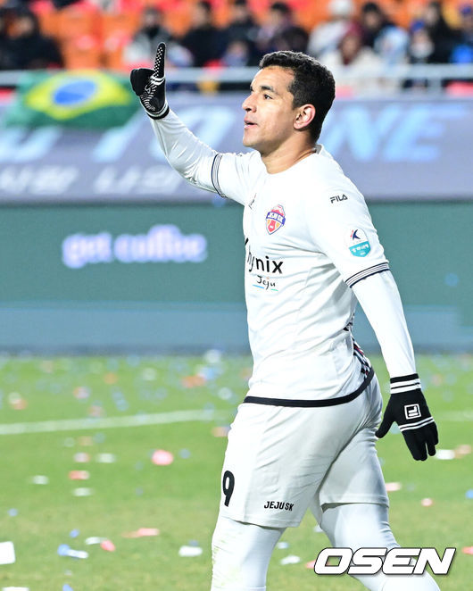 [OSEN=수원월드컵경기장, 최규한 기자] 3일 오후 경기도 수원월드컵경기장에서 ‘K리그 승강 플레이오프(PO)’1차전 수원 삼성과 제주 SK의 경기가 열렸다.K리그1 11위인 제주와 K리그2 2위인 수원의 격돌이다. 1부리그의 주인공을 정하는 이번승강 PO는 홈 앤드 어웨이 방식으로 치러진다. 3일 수원에서 1차전을 치른 뒤 7일 제주월드컵경기장으로 장소를 옮겨 2차전을 벌인다.후반 제주 유리 조나탄이 페널티킥 선제골을 작렬시킨 뒤 기뻐하고 있다. 2025.12.03 / dreamer@osen.co.kr