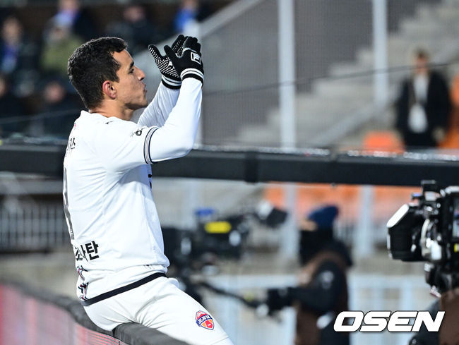 [OSEN=수원월드컵경기장, 최규한 기자] 3일 오후 경기도 수원월드컵경기장에서 ‘K리그 승강 플레이오프(PO)’1차전 수원 삼성과 제주 SK의 경기가 열렸다.K리그1 11위인 제주와 K리그2 2위인 수원의 격돌이다. 1부리그의 주인공을 정하는 이번승강 PO는 홈 앤드 어웨이 방식으로 치러진다. 3일 수원에서 1차전을 치른 뒤 7일 제주월드컵경기장으로 장소를 옮겨 2차전을 벌인다.후반 제주 유리 조나탄이 페널티킥 선제골을 작렬시킨 뒤 기뻐하고 있다. 2025.12.03 / dreamer@osen.co.kr