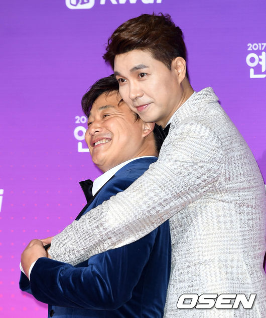 [OSEN=이대선 기자] 30일 오후 서울 상암동 SBS 프리즘 타워에서 '2017 SBS 연예대상' 레드카펫 행사가 열렸다.개그맨 박수홍, 윤정수가 레드카펫을 밟고 있다./sunday@osen.co.kr