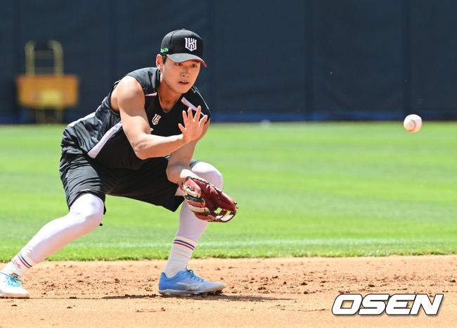 [OSEN=수원, 조은정 기자]4일 오후 수원 KT위즈파크에서 ‘2025 신한 SOL Bank KBO리그’ KT 위즈와 키움 히어로즈의 경기가 열린다.이날 경기에 홈팀 KT는 쿠에바스, 원정팀 키움은 김선기를 선발로 내세웠다.KT 윤준혁이 훈련을 하고 있다. 2025.05.04 /cej@osen.co.kr