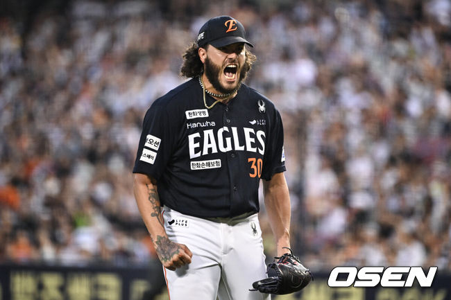 [OSEN=잠실, 조은정 기자]24일 오후 서울 잠실야구장에서 2025 신한 SOL Bank KBO리그 두산 베어스와 한화 이글스의 경기가 열렸다.이날 두산은 최승용, 한화는 폰세를 선발로 내세웠다.한화 폰세가 5회말 2사 3루에서 두산 양석환을 땅볼로 처리한 뒤 포효하고 있다. 2025.07.24 /cej@osen.co.kr