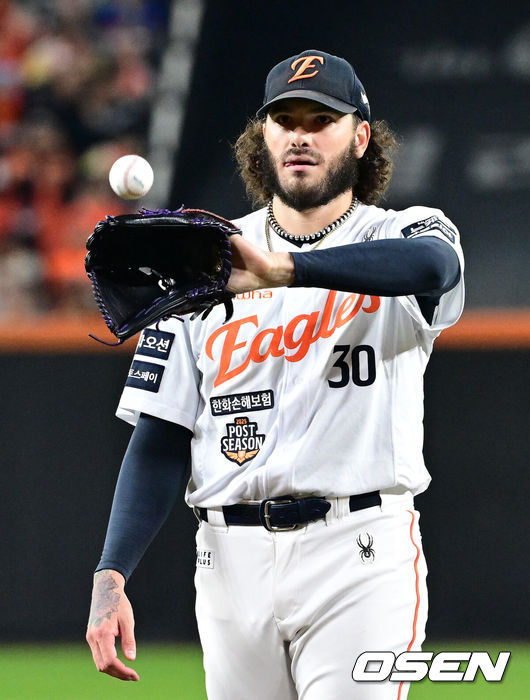 [OSEN=대전, 이대선 기자] 24일 오후 대전 한화생명볼파크에서 2025 신한 SOL Bank KBO리그 포스트시즌 플레이오프 5차전 한화 이글스와 삼성 라이온즈의 경기가 열렸다.한화는 코디 폰세, 삼성은 최원태를 선발 투수로 내세웠다.1회초 무사에서 한화 선발투수 폰세가 투구를 준비하고 있다. 2025.10.24 /sunday@osen.co.kr