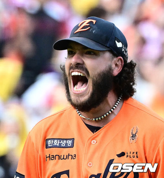 [OSEN=대전, 지형준 기자] 14일 대전 한화생명볼파크에서 2025 신한 SOL Bank KBO리그 한화 이글스와 LG 트윈스의 경기가 열렸다.LG가 40승 26패 1무(승률 .606)로 1위, 한화는 40승 27패(승률 .597)로 2위다. 0.5경기 차이다. 경기 결과에 따라 1위가 바뀔 수도 있다.이날 한화는 폰세, LG는 임찬규를 선발로 내세웠다.2회초 만루 위기를 넘긴 한화 폰세가 포효하고 있다. 2025.06.14 /jpnews@osen.co.kr