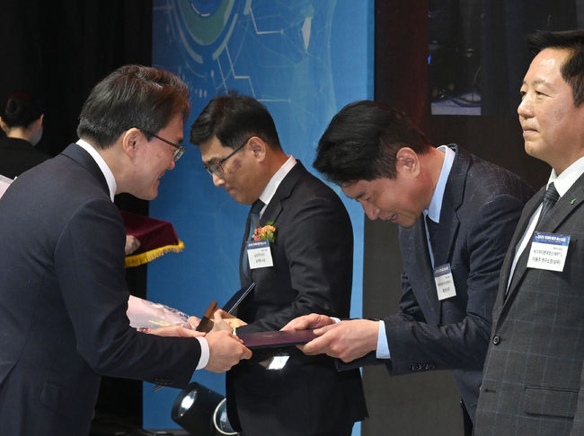 2025 대한민국 기술대상에서 산업통상부 김성열 산업기반실장(사진 왼쪽)이 현대차·기아 기초소재연구센터장 홍승현 상무(사진 오른쪽)에게 대통령상을 수여하고 있다.