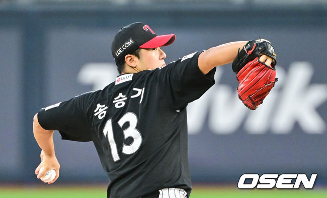 [OSEN=박준형 기자]  4일 오후 수원 KT 위즈 파크에서 ‘2025 신한 SOL BANK KBO리그’ KT 위즈와 LG 트윈스의 경기가 진행됐다. 이날 경기 KT는 문용익을, LG는 송승기를 선발투수로 내세웠다.1회말 LG 선발투수 송승기가 역투하고 있다.  2025.09.04 / soul1014@osen.co.kr