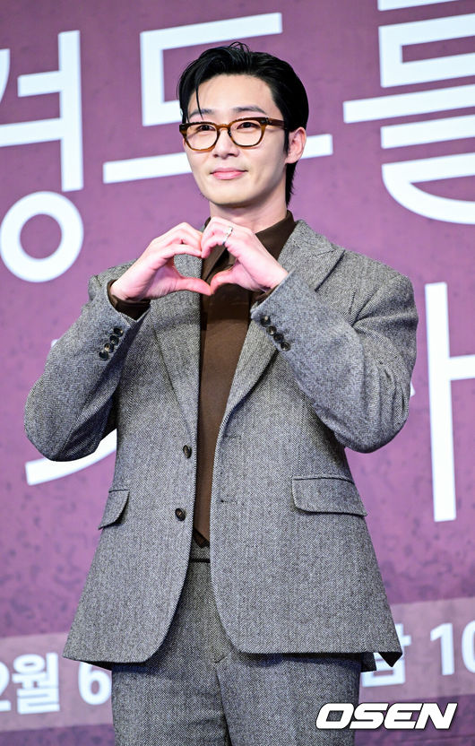 [OSEN=최규한 기자] 4일 오후 서울 신도림동 더링크호텔에서 JTBC 새 토일드라마 ‘경도를 기다리며’ 제작발표회가 열렸다.드라마 ‘경도를 기다리며’는 두 번의 연애 끝에 결별했던 이경도(박서준 분)와 서지우(원지안 분)가 불륜 스캔들 기사를 보도한 기자와 스캔들 당사자의 아내로 재회하게 되면서 벌어지는 이야기를 그린다.배우 박서준이 포토타임을 하고 있다. 2025.12.04 / dreamer@osen.co.kr