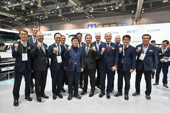 '월드하이드로젠엑스포2025' 현대차그룹부스에서주요관계자들이기념촬영을하고있다. 앞줄왼쪽부터강남훈한국자동차모빌리티산업협회(KAMA)회장,산지브람바(SanjivLamba)린데CEO,이용배현대로템사장,김성환기후에너지환경부장관,장재훈현대차그룹부회장,프랑수아자코브(FranoisJackow)에어리퀴드그룹회장,양희원현대차그룹사장,김동일보령시시장.