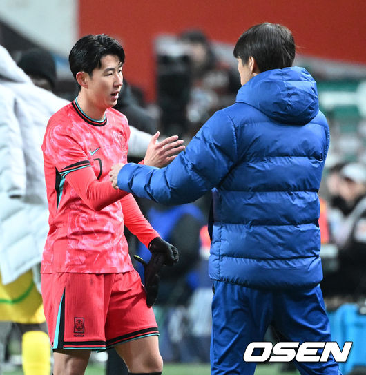 [OSEN=서울월드컵경기장, 이대선 기자] 홍명보호가 어려운 경기 끝에 2025년 마지막 A매치를 승리로 장식했다.홍명보 감독이 이끄는 한국 축구대표팀은 18일 오후 8시 서울월드컵경기장에서 열린11월 A매치 두 번째 친선경기에서'아프리카 강호' 가나를 상대로 1-0 승리했다.내달 2026 국제축구연맹(FIFA) 북중미 월드컵 조 추첨을 앞두고 열리는 마지막 평가전이었다.한국은 가나까지 잡아내면서 사상 최초로월드컵 포트 2를 확정하게 됐다.후반 대한민국 손흥민이 교체되며 홍명보 감독과 하이파이브를 나누고 있다. 2025.11.18 /sunday@osen.co.kr