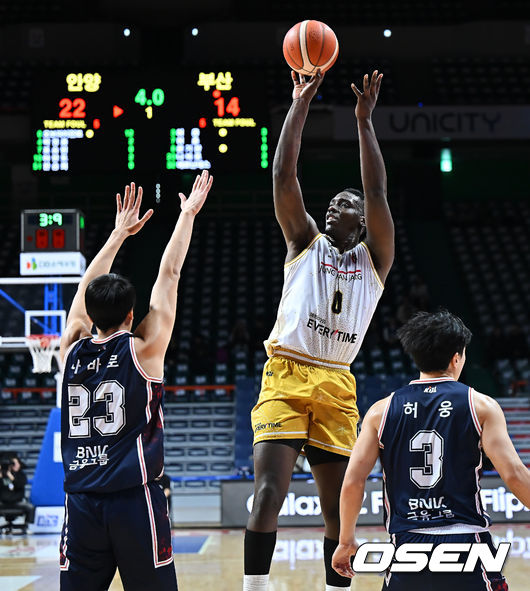 [OSEN=부산, 이석우 기자] 4일 부산 사직체육관에서 2025-2026 LG전자 프로농구 부산 KCC와 안양 정관장의 경기가 열렸다.  2025 KBL 신인선수 드래프트에서 전체 3순위로 입단한 윤기찬이 홈에서 첫 데뷔전 경기에 나섰다.안양 정관장 조니 오브라이언트가 부산 KCC 윌리엄 나바로의 마크를 피해 골밑슛을 시도하고 있다. 2025.12.04 / foto0307@osen.co.kr