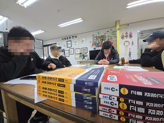 수원 아랑학교 새길반 학생들이 지난달 28일 경기 수원 권선구 교내에서 검정고시 준비반 설명회에 참여하고 있다. 손성배 기자