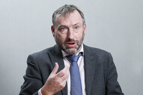 스튜어트 던바 파트너는 베일리기포드의 소수정예 파트너 59명 중 한 명이다. “AI는 좋은 기업들이 더 좋아지기 위해 도입하는 도구일 뿐, 혁신의 유일한 원천은 아니다. 시장이 AI 거품 여부만 보느라 다른 산업의 발전은 오히려 간과하고 있는데 여기에 기회가 있을 수 있다”고 말했다. 김경록 기자