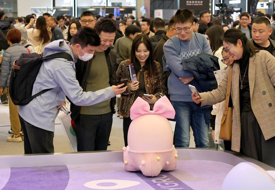 3월 20일 '2025 중국 가전 및 소비전자 박람회(AWE 2025)'에서 선보인 'Ai Me스마트 로봇'. 신화통신 