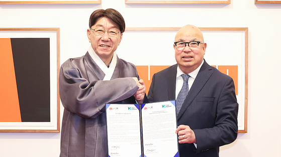 전주시와 호주 멜버른시가 지난달 10일(현지 시각) 우호적 관계를 맺는 공동선언서에 서명한 뒤 우범기 전주시장(왼쪽)과 케빈 로웨이 멜버른 시의원이 악수하고 있다. 사진 전주시