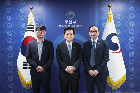 정동영 통일부 장관이 추석 명절을 앞두고 24일 서울 종로구 정부서울청사 장관실에서 북한 내 억류자 김정욱 선교사의 형 정삼씨와 억류자 최춘길 선교사의 아들 진영씨를 만나 기념 촬영하고 있다. [사진 통일부]