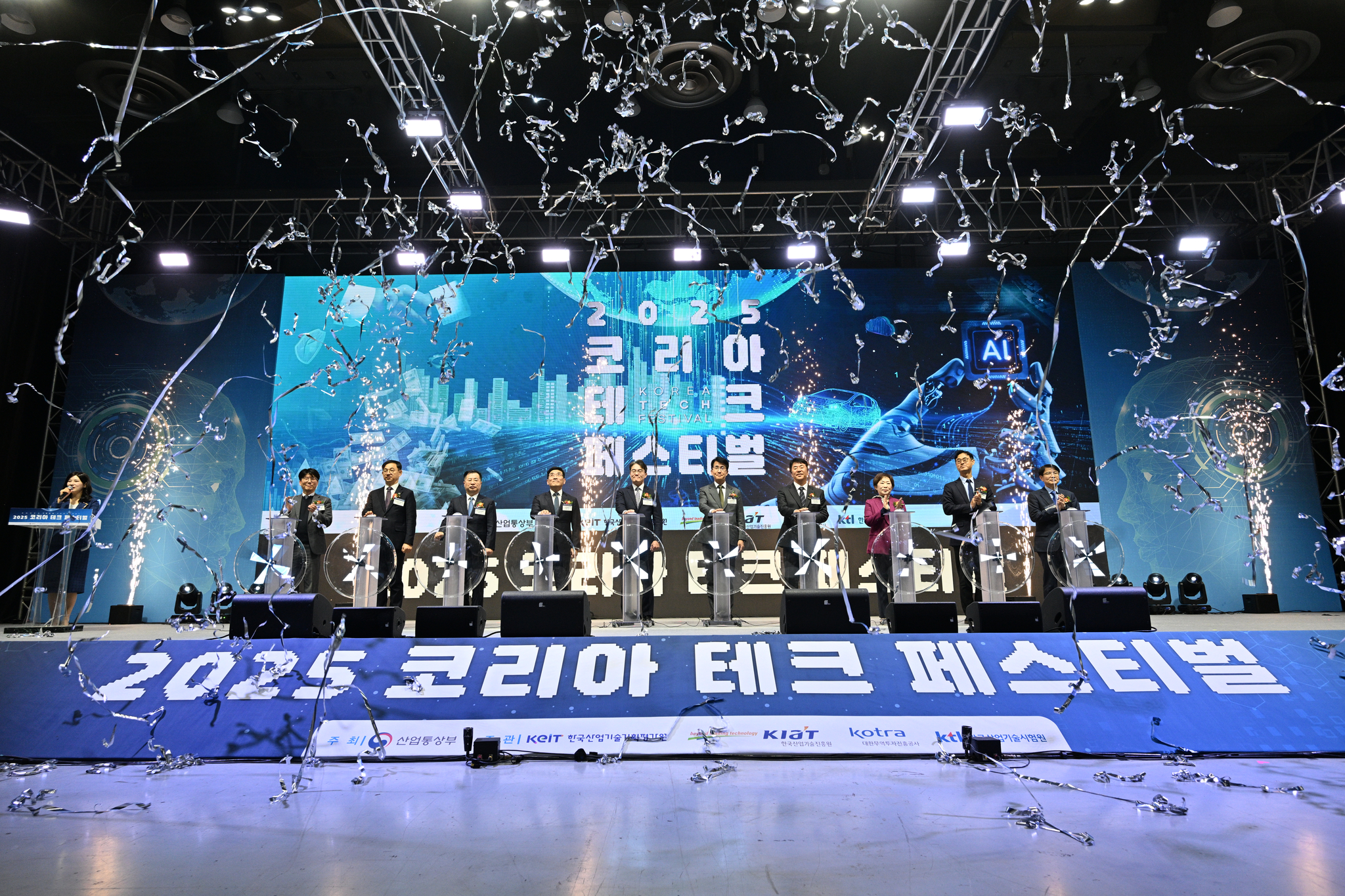 2025 코리아 테크 페스티벌 개막 세리머니. 왼쪽부터 송현규 KTL 본부장, 전윤종 KEIT 원장, 진종욱 자동차연구원 원장, 송재혁 삼성전자 사장, 김성열 산업통상부 산업기반실장, 김동욱 현대자동차 부사장, 조성순 삼성디스플레이 부사장, 민병주 KIAT 원장, 강경성 KOTRA 사장, 이동연 삼성중공업 부회장. 산업통상부 제공
