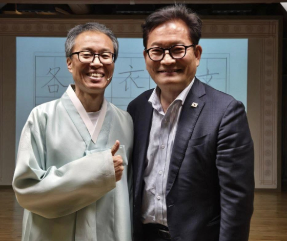 전직 중학교 교사 백금렬(왼쪽)씨와 송영길 전 민주당 대표. 사진 송영길 페이스북